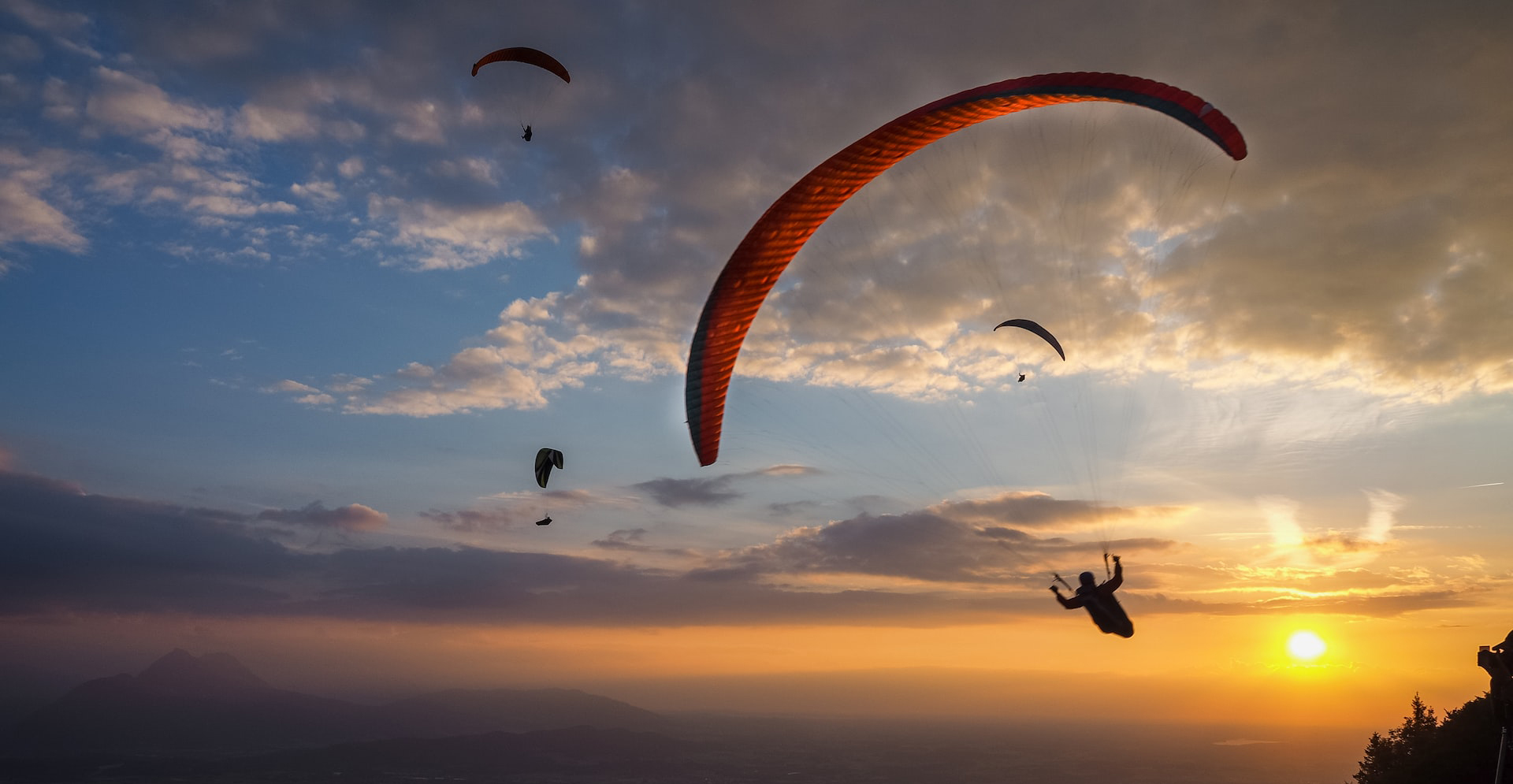 Paragliding in the manifold valley